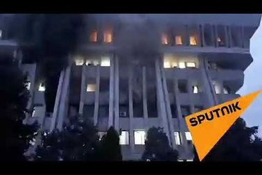 "Nhà Trắng Kyrgyzstan" chìm trong biển lửa giữa biểu tình