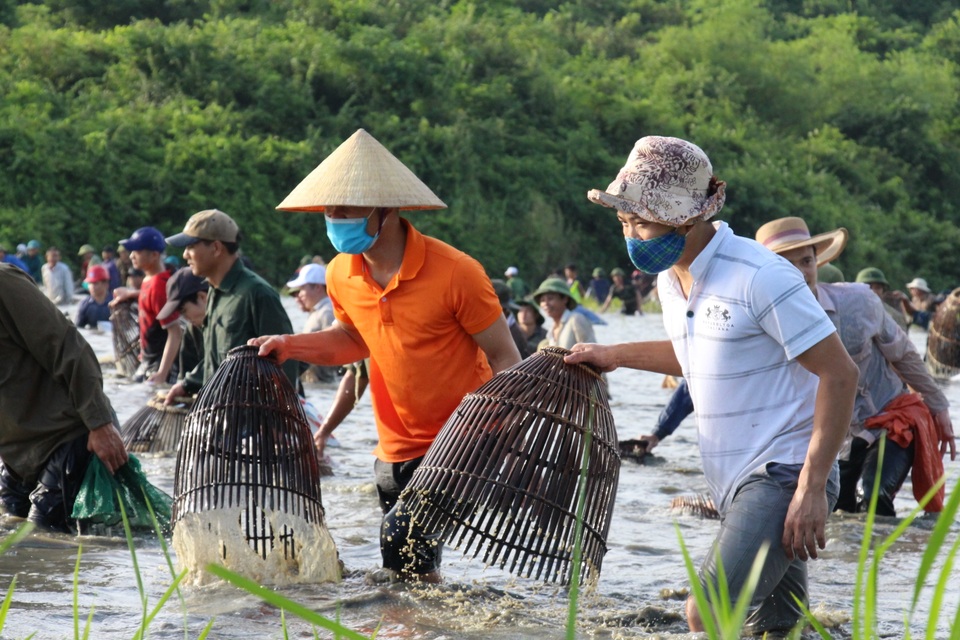 Hàng ngàn người dân đội nắng lội bùn tìm “vận may” - 7 Hàng ngàn người dân đội nắng lội bùn tìm “vận may” - 7