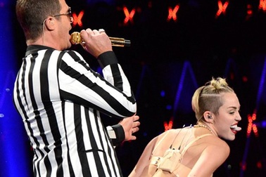 Sốc với màn trình diễn phản cảm của Miley Cyrus 