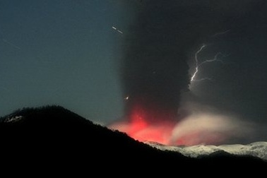 Cận cảnh núi lửa “khạc” tro bụi tại Chile