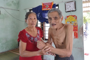 Người phụ nữ có chồng tâm thần, con ung thư và 2 cháu trong căn nhà chờ sập