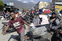 Cạn kiệt lương thực, người Indonesia đổ xô tới siêu thị sau động đất