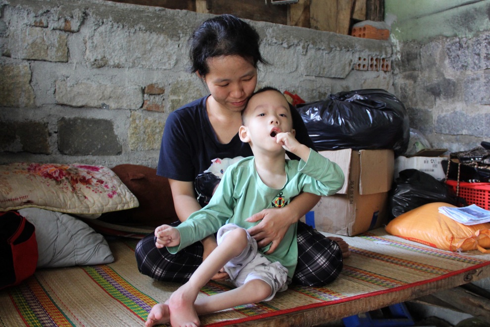 Bé trai 6 tuổi với đôi chân khòeo được bạn đọc giúp đỡ hơn 168 triệu đồng - 3 Bé trai 6 tuổi với đôi chân khòeo được bạn đọc giúp đỡ hơn 168 triệu đồng - 3