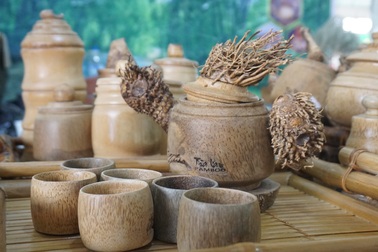 Những người bắt rễ tre "đẻ" tiền