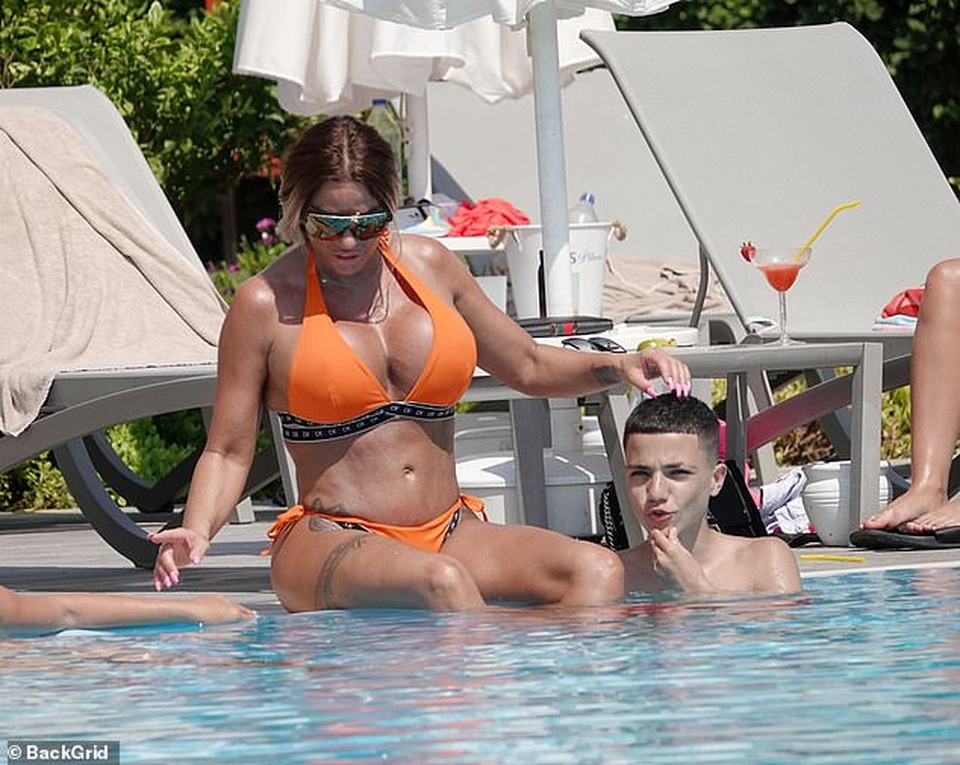 Choáng với thân hình đồng hồ cát kỳ dị của Demi Rose - 7 Choáng với thân hình đồng hồ cát kỳ dị của Demi Rose - 7