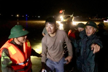 Tàu du lịch chở 34 người bị chìm trên biển trong dông lốc