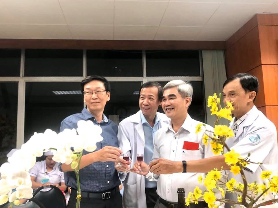 Khoảnh khắc giao thừa trong bệnh viện của các bác sĩ - 8 Khoảnh khắc giao thừa trong bệnh viện của các bác sĩ - 8