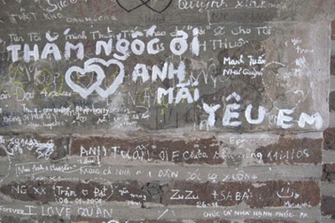 “Trút” tình cảm lên các di tích lịch sử