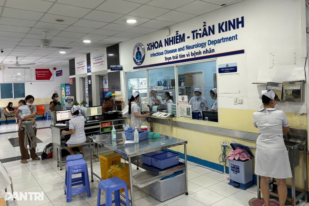 TPHCM: Hàng loạt trẻ mắc sởi nhập viện, 10 ca hết 9 là bệnh nhân ở tỉnh - 1 TPHCM: Hàng loạt trẻ mắc sởi nhập viện, 10 ca hết 9 là bệnh nhân ở tỉnh - 1