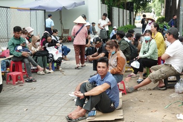 Lao động Việt đi 250km, thức trắng đêm chờ xin visa đi Hàn Quốc làm nông