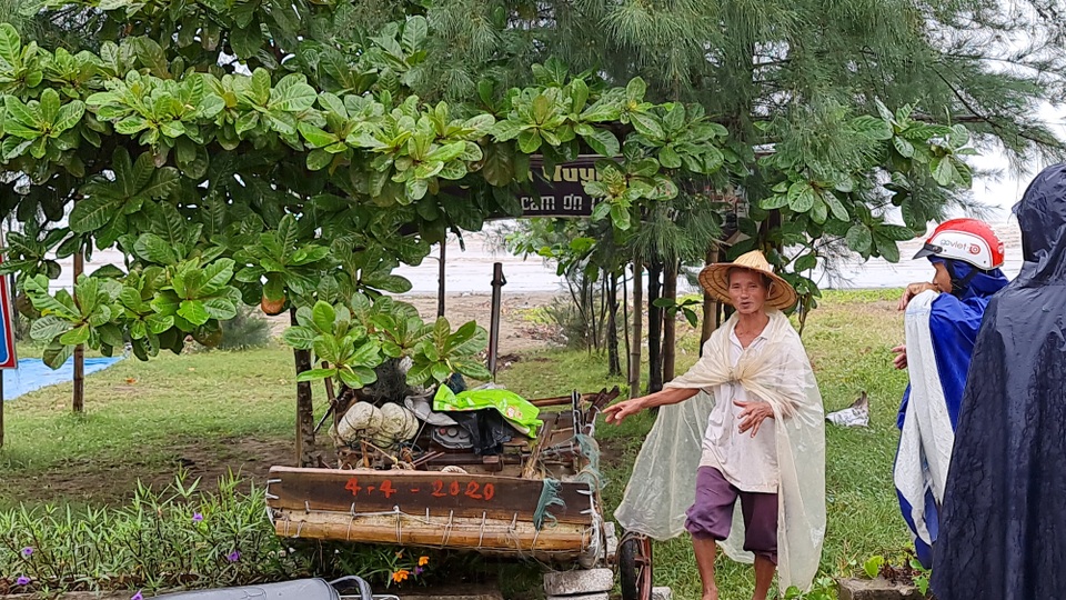 Ngư dân hối hả kéo thuyền bè lên bờ tránh bão - 7 Ngư dân hối hả kéo thuyền bè lên bờ tránh bão - 7
