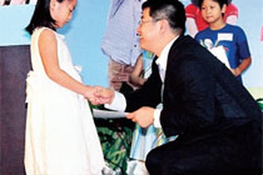 Khi người thầy cúi thấp mình