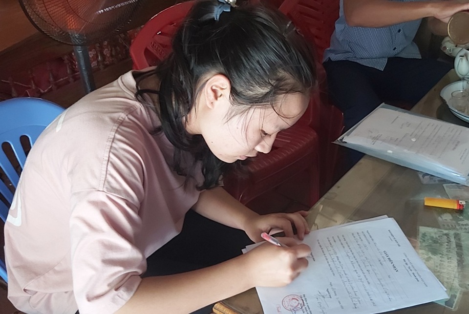 Chính quyền địa phương, bạn đọc Dân trí giúp đỡ nữ sinh nghèo vào đại học - 1 Chính quyền địa phương, bạn đọc Dân trí giúp đỡ nữ sinh nghèo vào đại học - 1