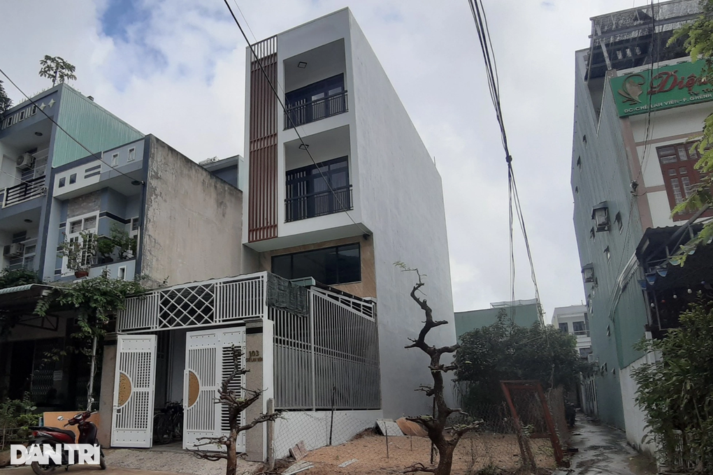 Bí thư phường phá dỡ phần công trình vi phạm - 1 Bí thư phường phá dỡ phần công trình vi phạm - 1