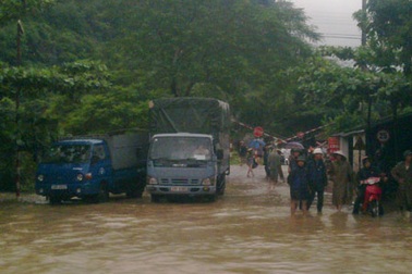 Quốc lộ 1A ngập trong biển nước vì mưa lớn