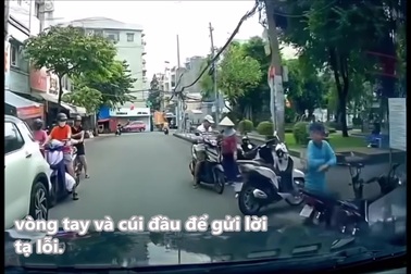 Hành động lễ phép của cậu bé khi đi sai được dân mạng khen ngợi