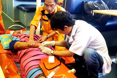 Hỗ trợ thuyền trưởng một tàu cá bị tai biến ở biển Hoàng Sa