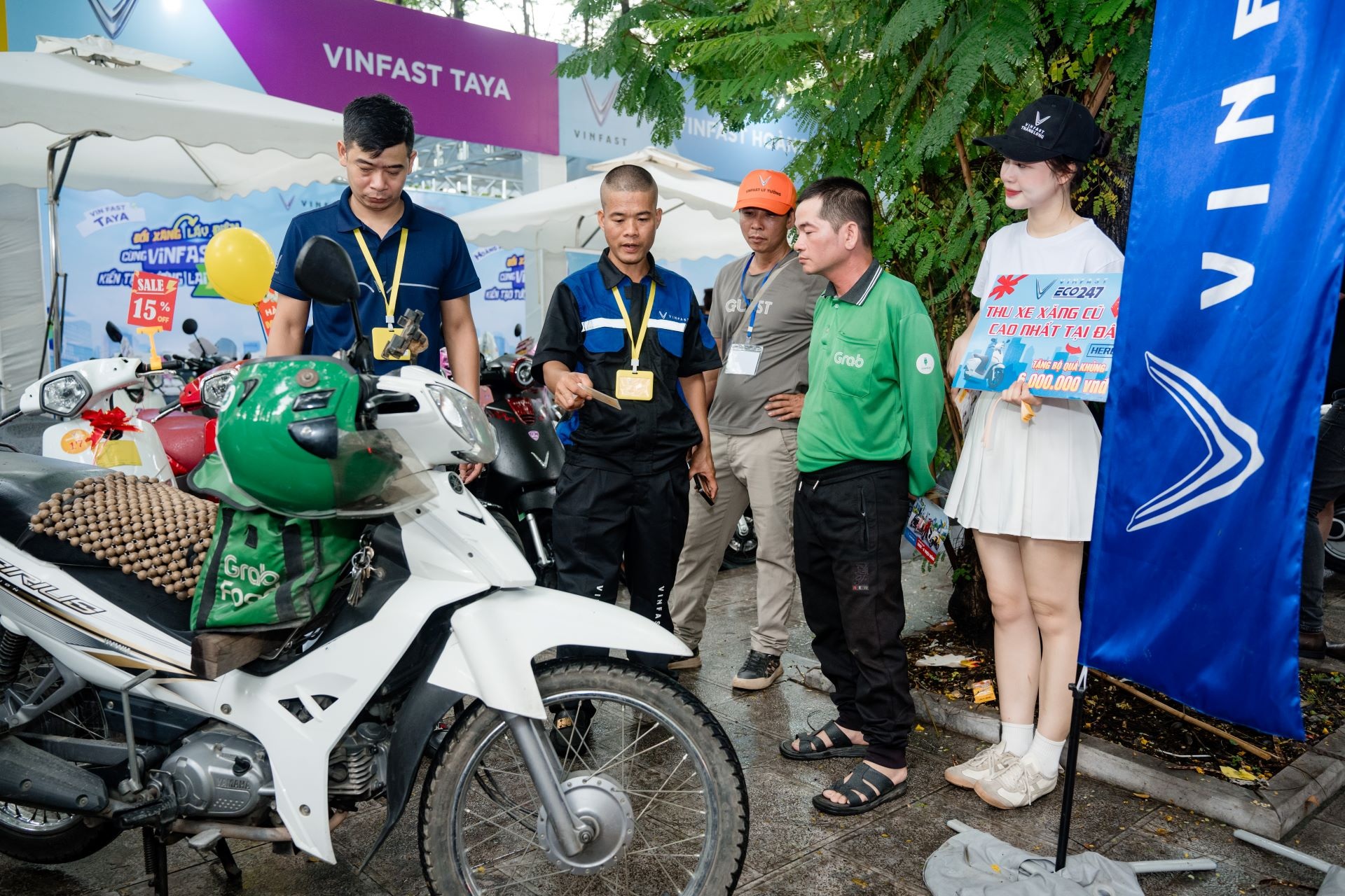 Nhiều người đổi xe máy xăng cũ, lên đời xe máy điện mới - 3 Nhiều người đổi xe máy xăng cũ, lên đời xe máy điện mới - 3