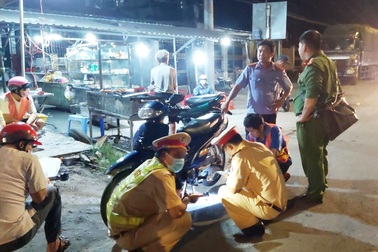 Đi bộ qua đường, người đàn ông bị 2 xe tông liên tiếp