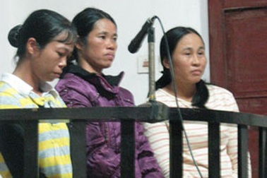 Vụ cắt tóc, lột quần vì ghen tuông: Bị hại sốc khi nghe tòa tuyên án