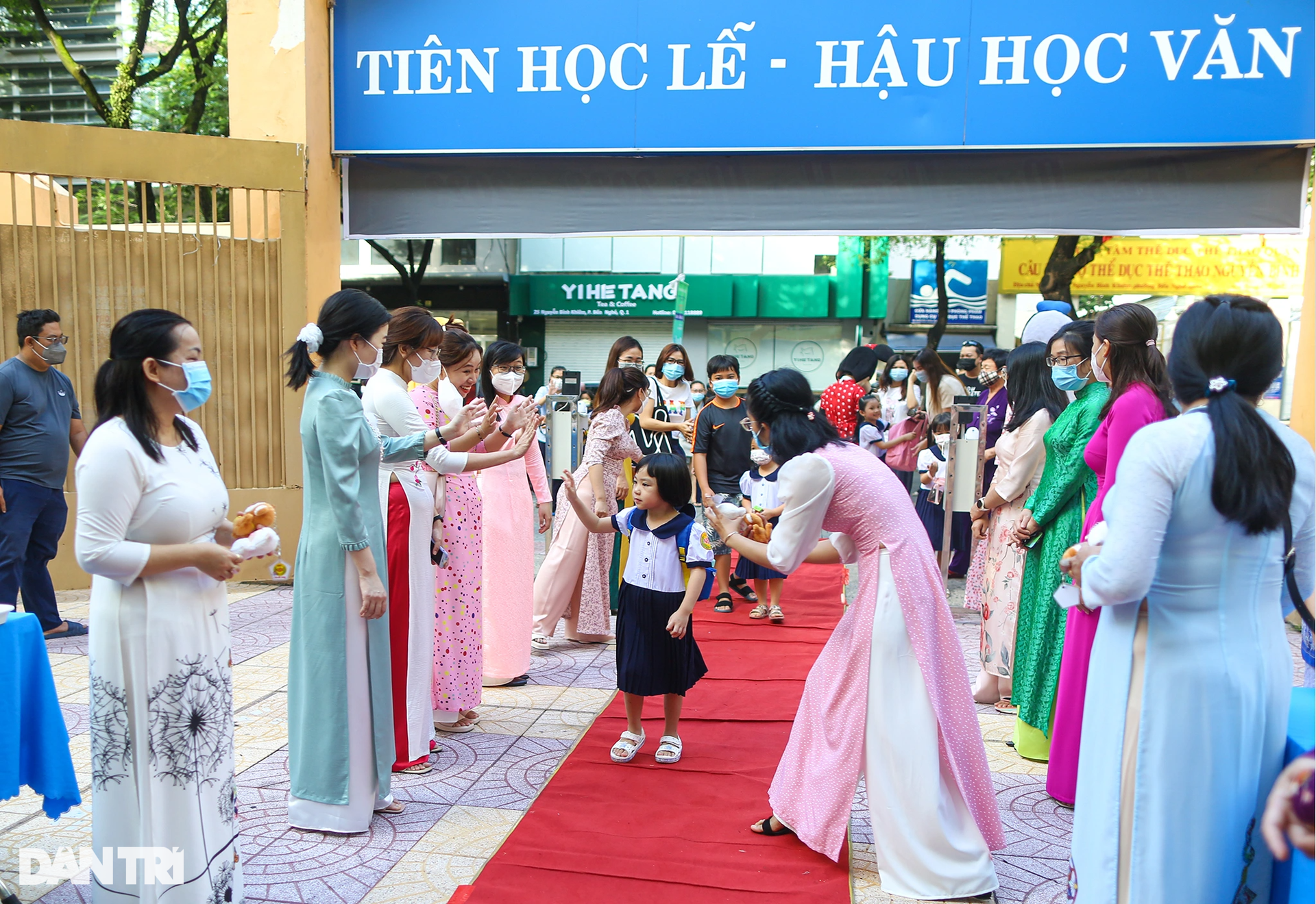 Khoảnh khắc đáng yêu của học sinh lớp 1 ngày đầu tựu trường ở TPHCM - 1 Khoảnh khắc đáng yêu của học sinh lớp 1 ngày đầu tựu trường ở TPHCM - 1