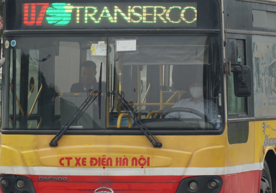 Hành khách, nhân viên đeo khẩu trang kín mít ở sân bay phòng virus corona - 9 Hành khách, nhân viên đeo khẩu trang kín mít ở sân bay phòng virus corona - 9