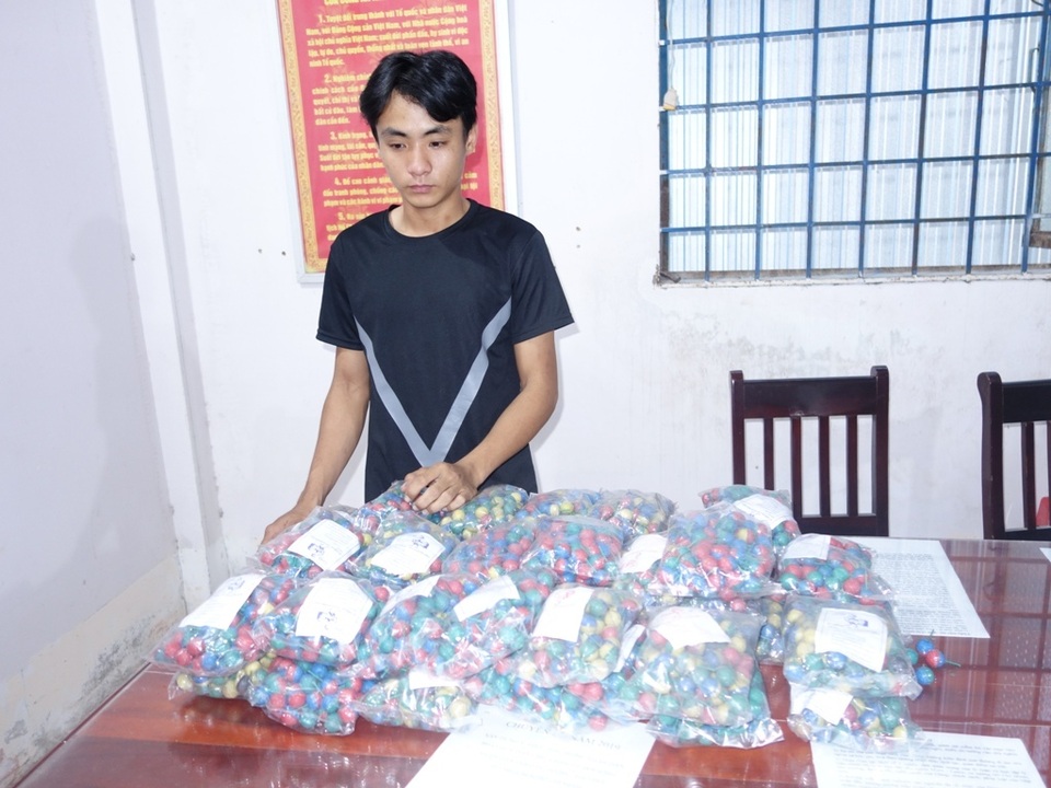 Gần Tết, học sinh cũng tham gia mua bán pháo nổ - 1 Gần Tết, học sinh cũng tham gia mua bán pháo nổ - 1