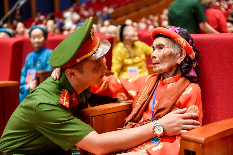 “Dân tộc tôi khi đứng dậy làm người là đứng theo dáng Mẹ!” - 3 “Dân tộc tôi khi đứng dậy làm người là đứng theo dáng Mẹ!” - 3