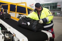 Ngủ quên trong lúc làm việc, nhân viên sân bay tỉnh dậy cách xa nhà... 800km