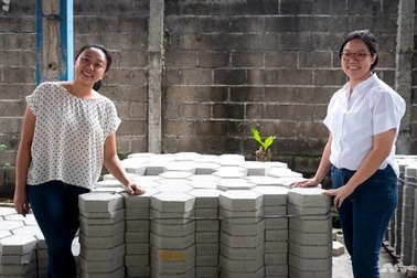 Đôi bạn thân biến rác thải nhựa… thành gạch lát đường