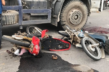 Người phụ nữ chết thảm dưới bánh xe bồn