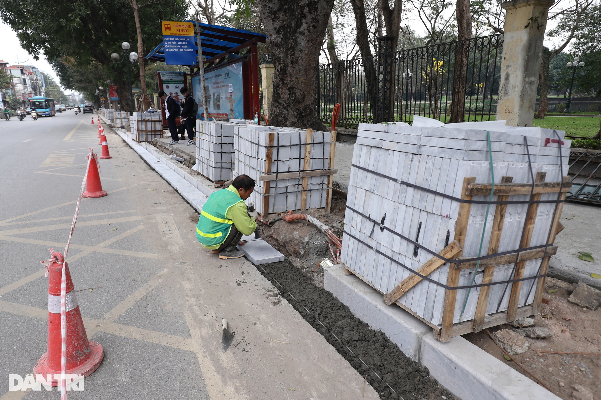 Gấp rút cải tạo vỉa hè, cắt hạ rào sắt Công viên Thống Nhất - 9 Gấp rút cải tạo vỉa hè, cắt hạ rào sắt Công viên Thống Nhất - 9