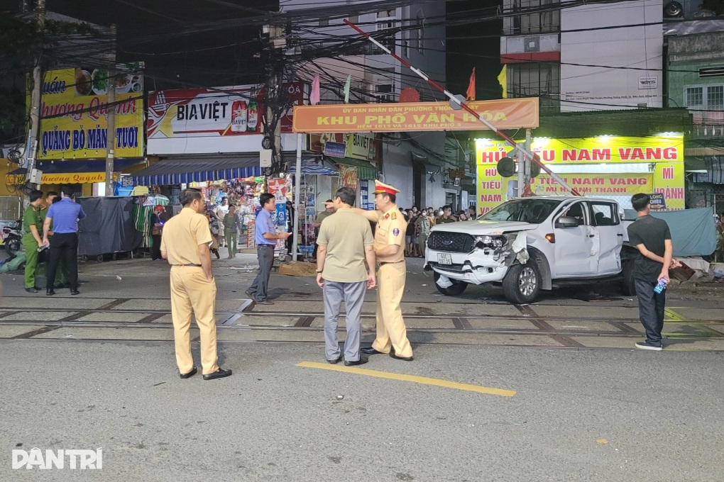 Tàu va chạm xe bán tải ở Biên Hòa, 2 người tử vong - 2 Tàu va chạm xe bán tải ở Biên Hòa, 2 người tử vong - 2