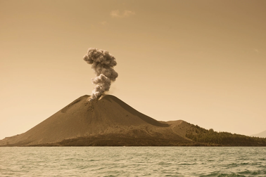 Hòn đảo 3 lần nổi lên từ mặt biển gây tranh cãi chủ quyền