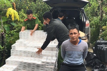 Bắt giữ 2 đối tượng dùng ô tô “xịn” để vận chuyển hơn 16.500 bao thuốc lá lậu