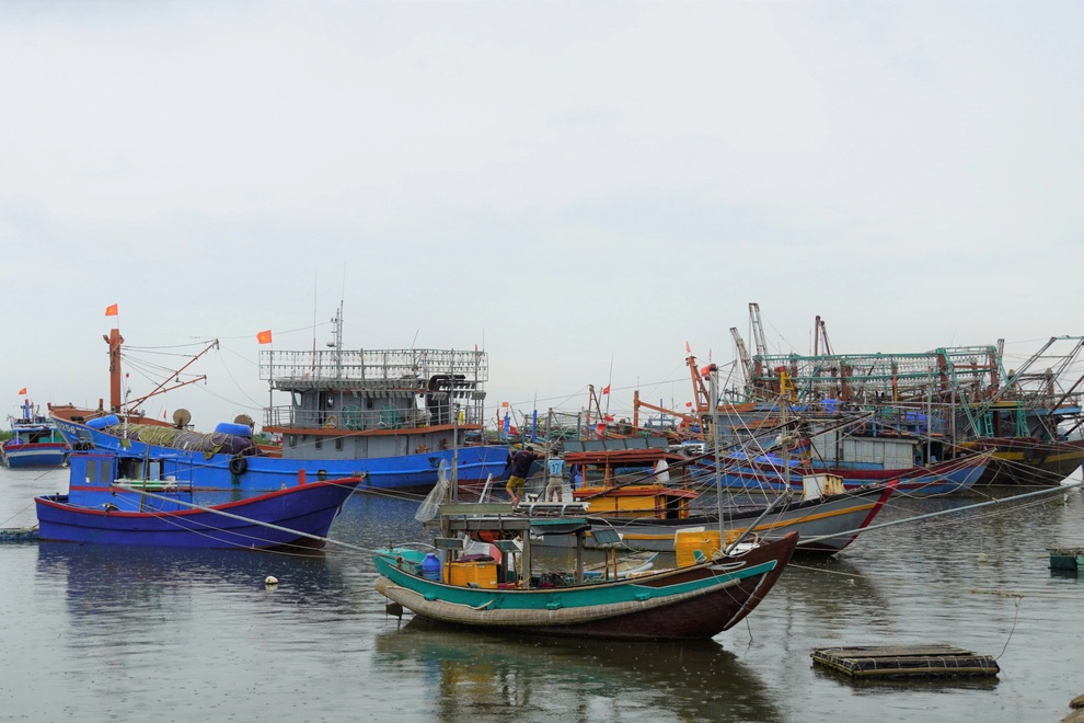 Nhiều tỉnh miền Trung cấm biển, kêu gọi ngư dân tìm nơi tránh bão an toàn - 3 Nhiều tỉnh miền Trung cấm biển, kêu gọi ngư dân tìm nơi tránh bão an toàn - 3