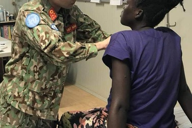 Cứu vợ con Thống đốc Bang Bentiu, bác sĩ Việt Nam được tặng... một con bò