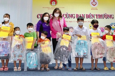Trao sổ tiết kiệm tới 50 trẻ nhỏ mồ côi vì Covid-19 ở Cần Thơ