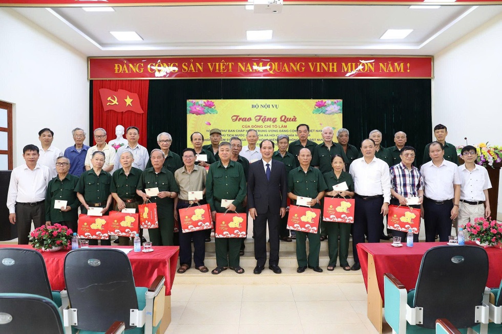 Tri ân người có công tại nhiều địa phương dịp 30/4 - 6 Tri ân người có công tại nhiều địa phương dịp 30/4 - 6