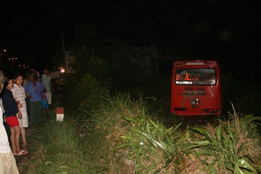 Xe khách lao xuống sông, nhà xe lấy bùn bôi lên biển số 