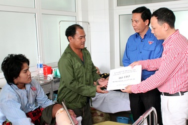 Xí Nghiệp xe điện Hà Nội cùng Dân trí trao quà tới chàng trai Khơ Mú 