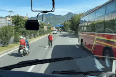 Xác minh tài xế xe khách lao ra ngồi giữa đường chặn đầu ô tô đang chạy