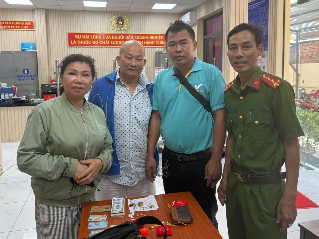Hành khách để quên vàng, kim cương trị giá hơn 3 tỷ đồng trên taxi ở TPHCM - 1