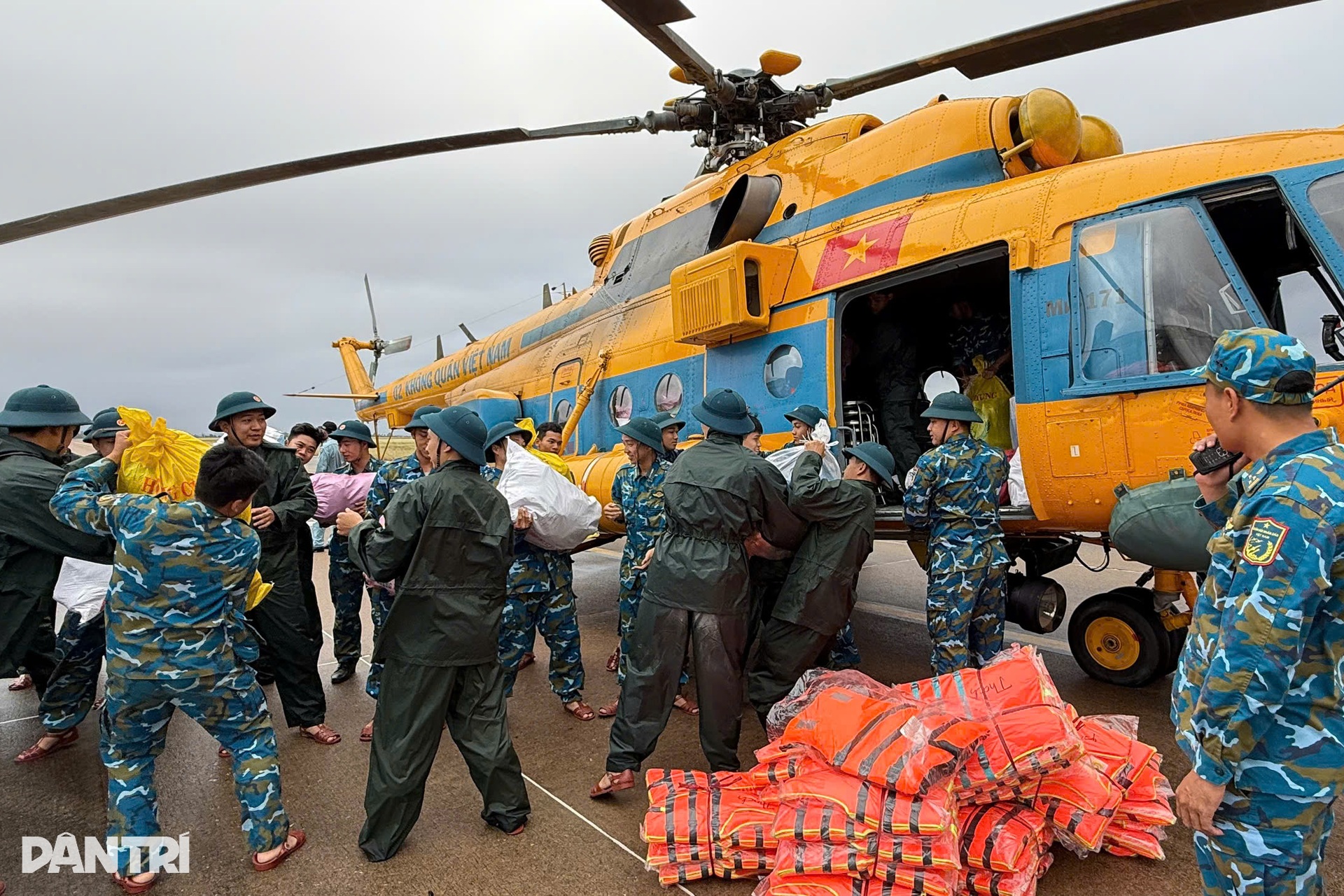 Trực thăng cất cánh liên tục, đưa hàng cứu trợ đến tay người dân miền Trung - 2 Trực thăng cất cánh liên tục, đưa hàng cứu trợ đến tay người dân miền Trung - 2