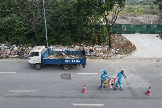 Dọn gần 200 tấn rác thải dọc đại lộ Thăng Long sau phản ánh của báo Dân trí - 2 Dọn gần 200 tấn rác thải dọc đại lộ Thăng Long sau phản ánh của báo Dân trí - 2
