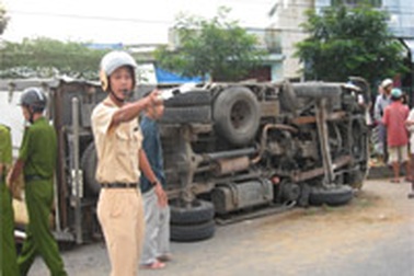 Tài xế ngủ gật, xe đông lạnh húc đổ cột điện