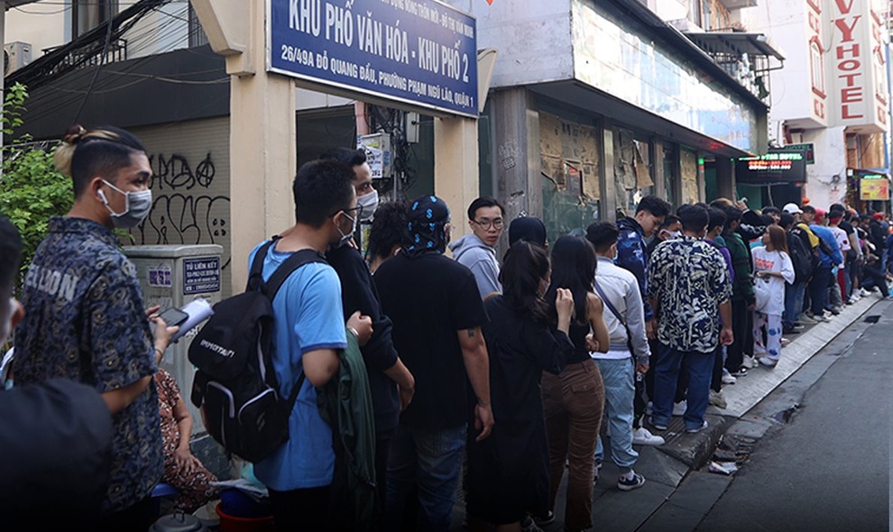 Thí sinh xếp hàng dài cả con phố để casting Rap Việt mùa 2 - 2 Thí sinh xếp hàng dài cả con phố để casting Rap Việt mùa 2 - 2