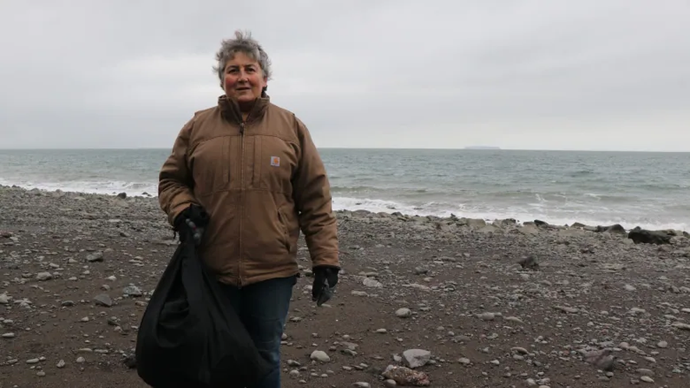 Người phụ nữ tự nhặt hơn 6 tấn rác trên bãi biển - 1