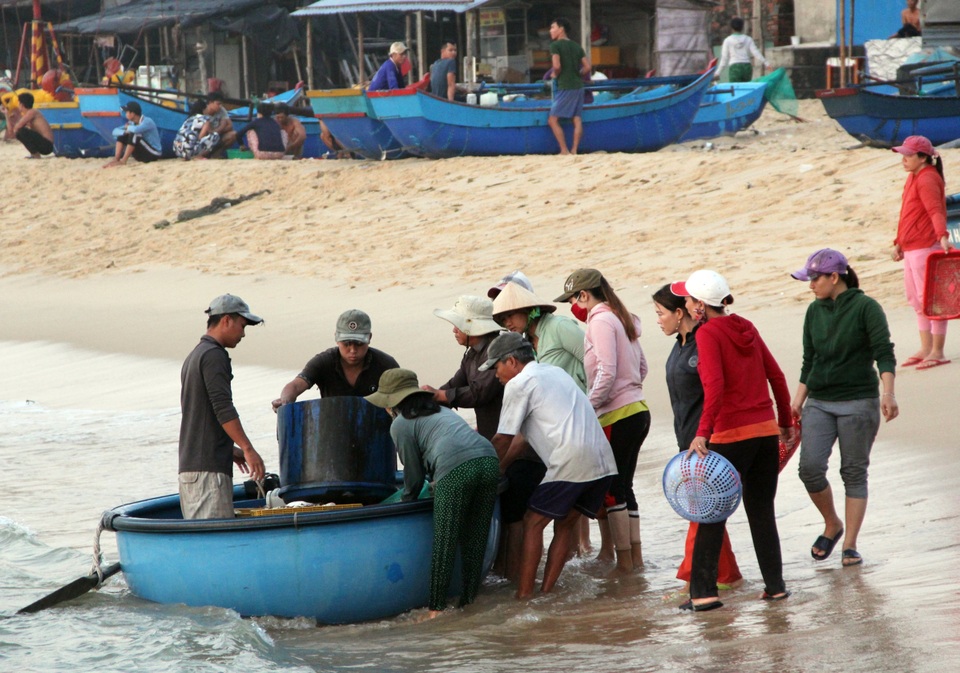 Những lao động làng chài mưu sinh trong buổi sáng sớm - 3 Những lao động làng chài mưu sinh trong buổi sáng sớm - 3