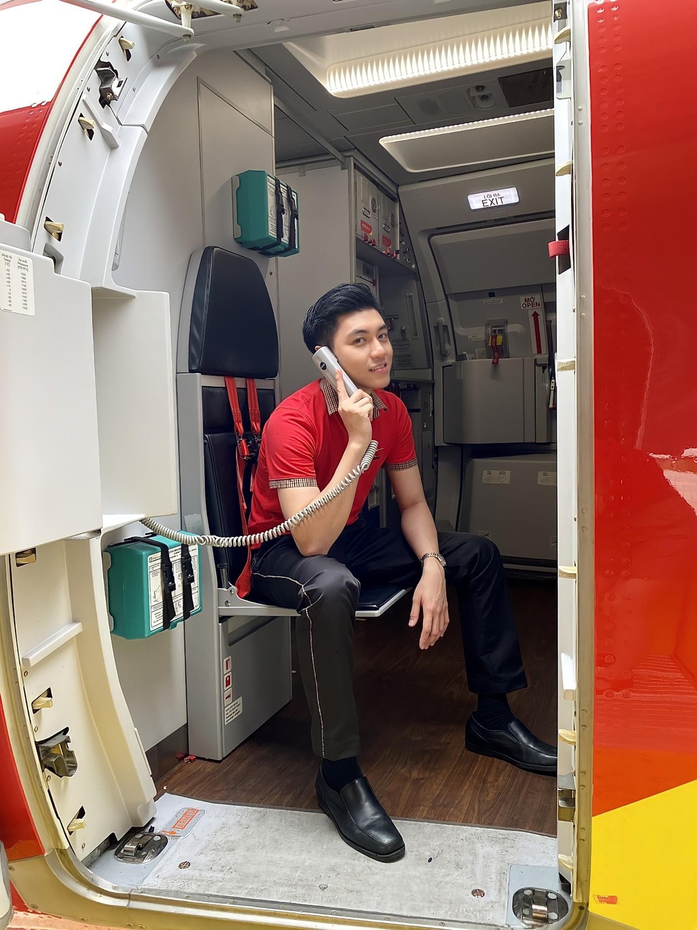 Hot boy hàng không mới nổi hút fans nhờ vẻ đẹp tự nhiên giản dị, ấm áp - 1 Hot boy hàng không mới nổi hút fans nhờ vẻ đẹp tự nhiên giản dị, ấm áp - 1